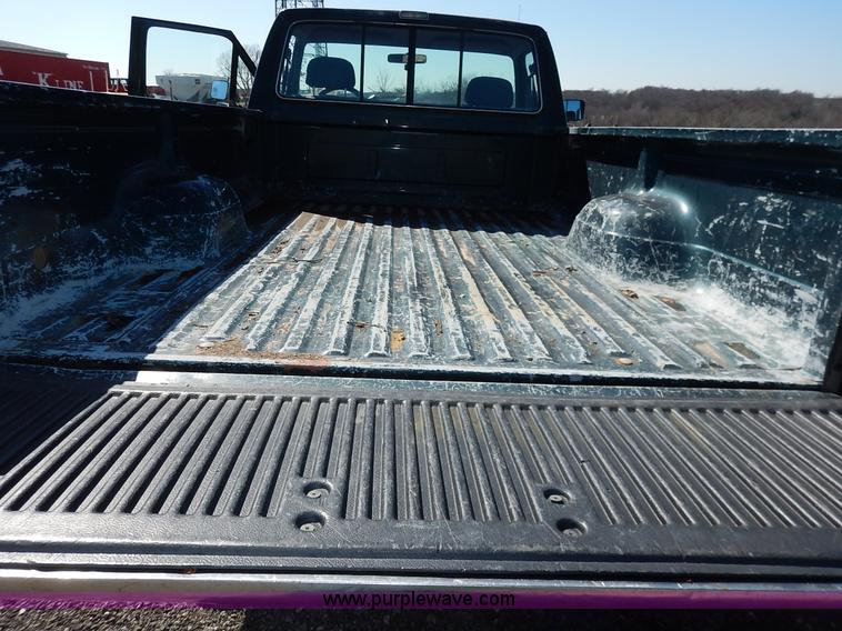 image for item K7325 1993 Ford F150 XLT pickup truck