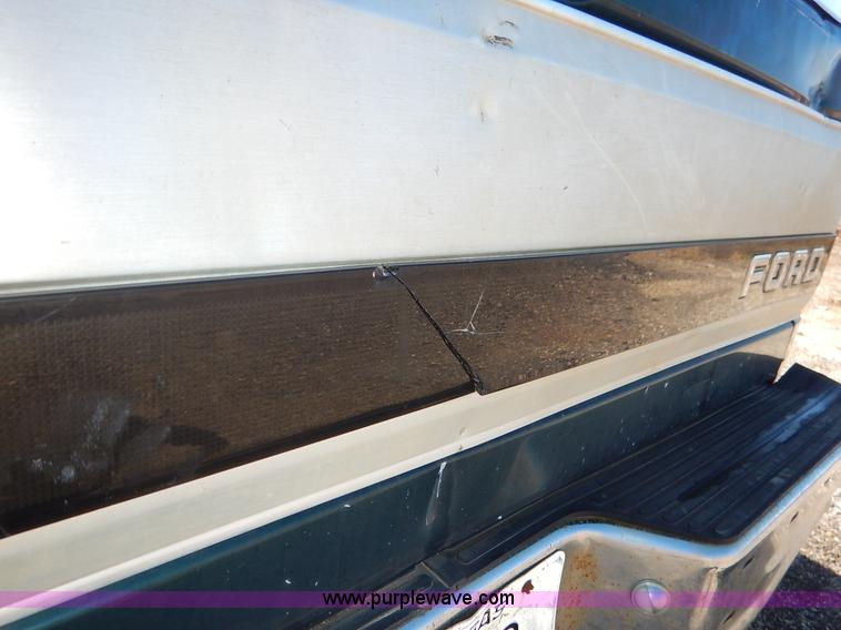 image for item K7325 1993 Ford F150 XLT pickup truck