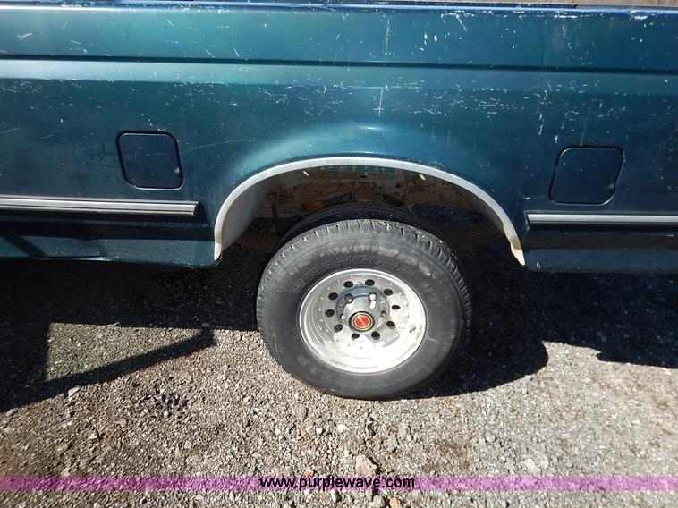 image for item K7325 1993 Ford F150 XLT pickup truck