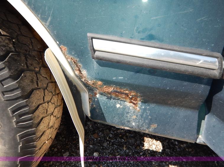 image for item K7325 1993 Ford F150 XLT pickup truck