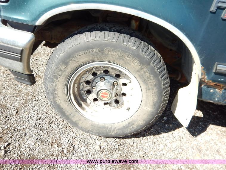 image for item K7325 1993 Ford F150 XLT pickup truck