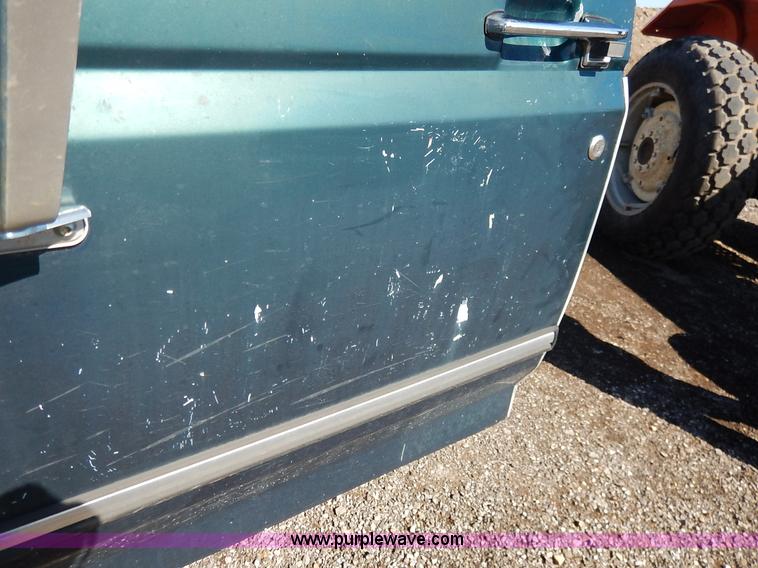 image for item K7325 1993 Ford F150 XLT pickup truck