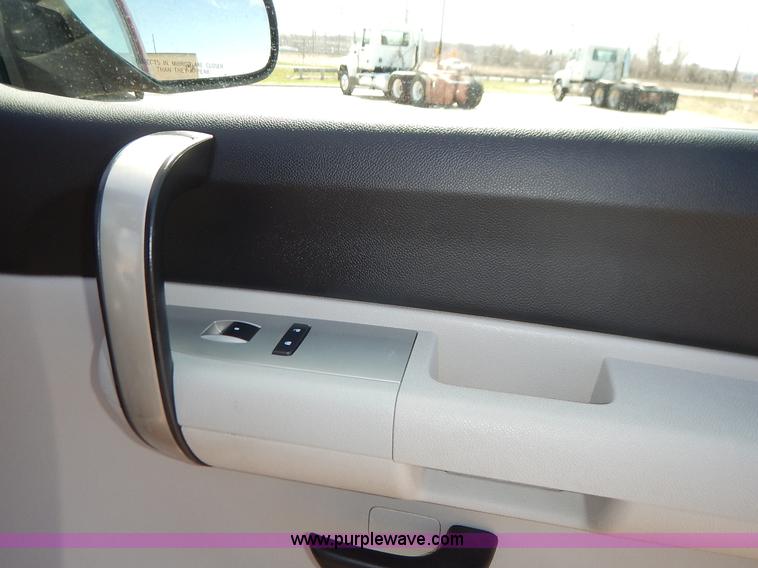 image for item K7345 2009 Chevrolet Silverado 1500 Crew Cab pickup truck