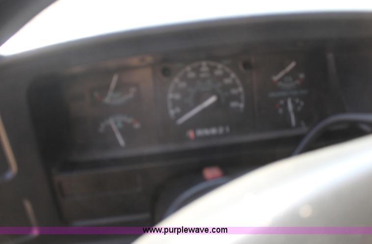 image for item L6740 1995 Ford Club Wagon XLT Super van