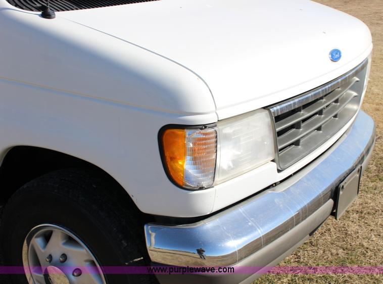 image for item L6740 1995 Ford Club Wagon XLT Super van