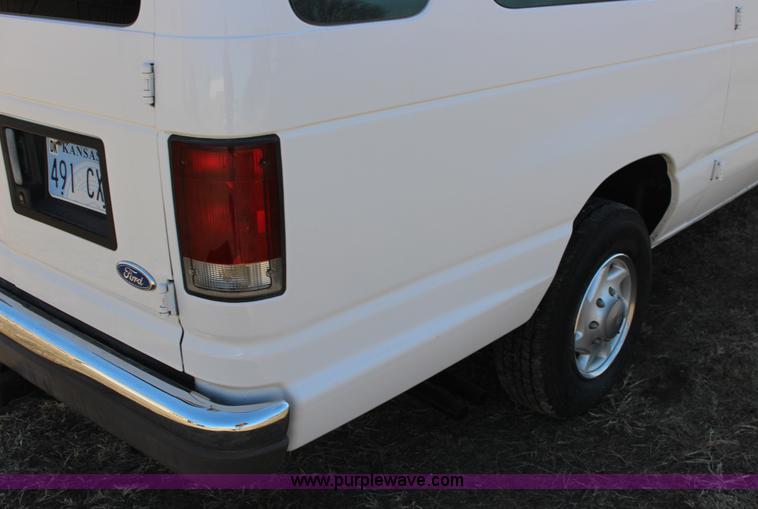 image for item L6740 1995 Ford Club Wagon XLT Super van