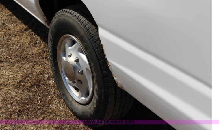 image for item L6740 1995 Ford Club Wagon XLT Super van