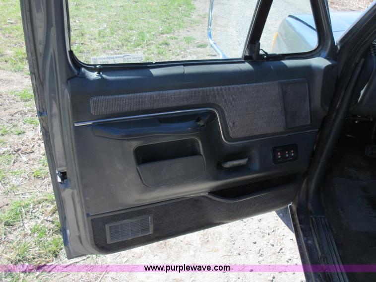 image for item Z9261 1991 Ford F350 Crew Cab flatbed pickup truck