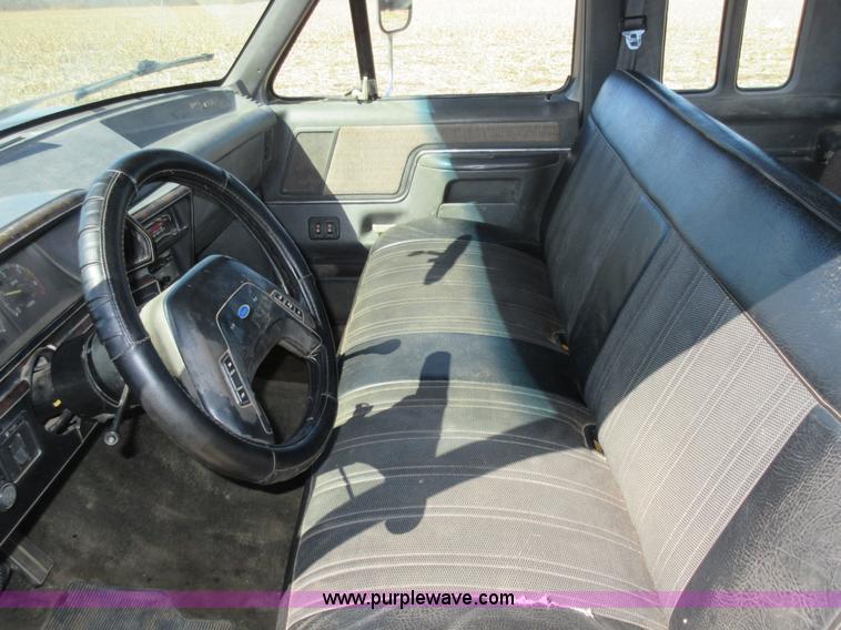 image for item Z9261 1991 Ford F350 Crew Cab flatbed pickup truck