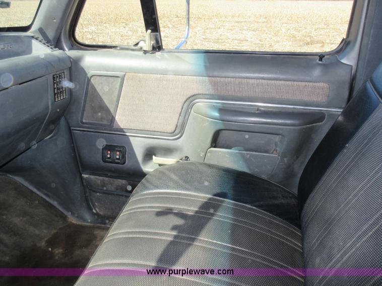 image for item Z9261 1991 Ford F350 Crew Cab flatbed pickup truck