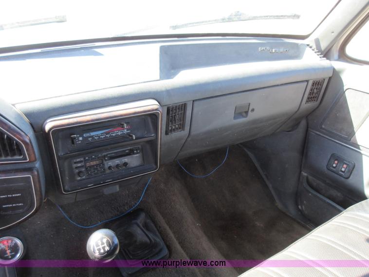 image for item Z9261 1991 Ford F350 Crew Cab flatbed pickup truck