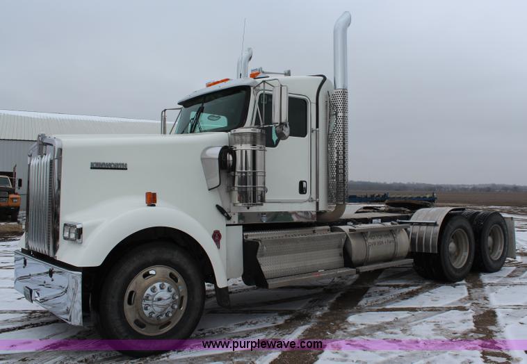 image for item K7027 2010 Kenworth W900 semi truck