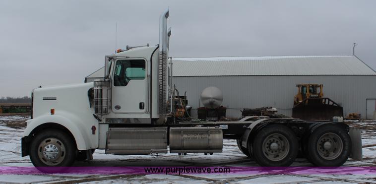 image for item K7027 2010 Kenworth W900 semi truck