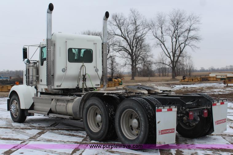 image for item K7027 2010 Kenworth W900 semi truck