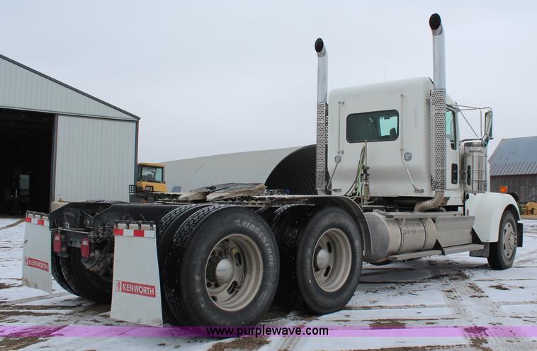 image for item K7027 2010 Kenworth W900 semi truck