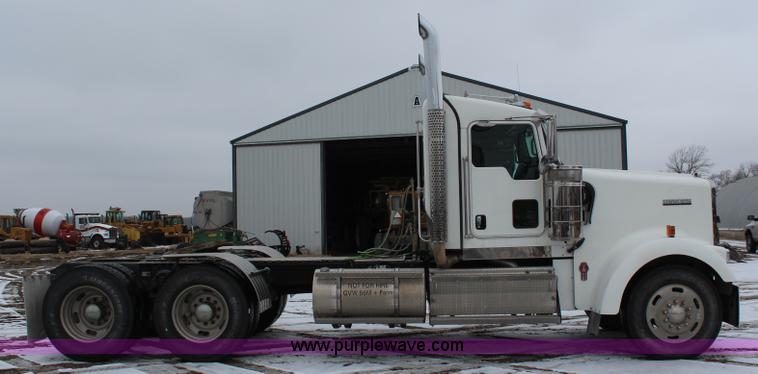 image for item K7027 2010 Kenworth W900 semi truck