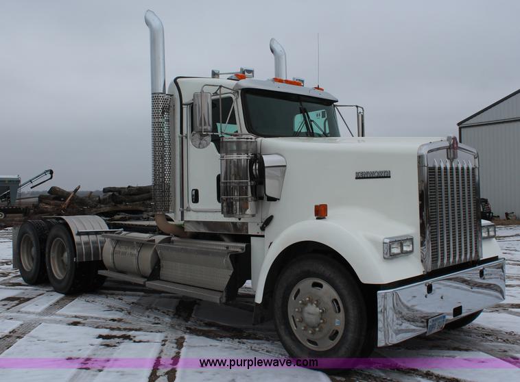 image for item K7027 2010 Kenworth W900 semi truck