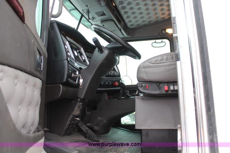 image for item K7027 2010 Kenworth W900 semi truck