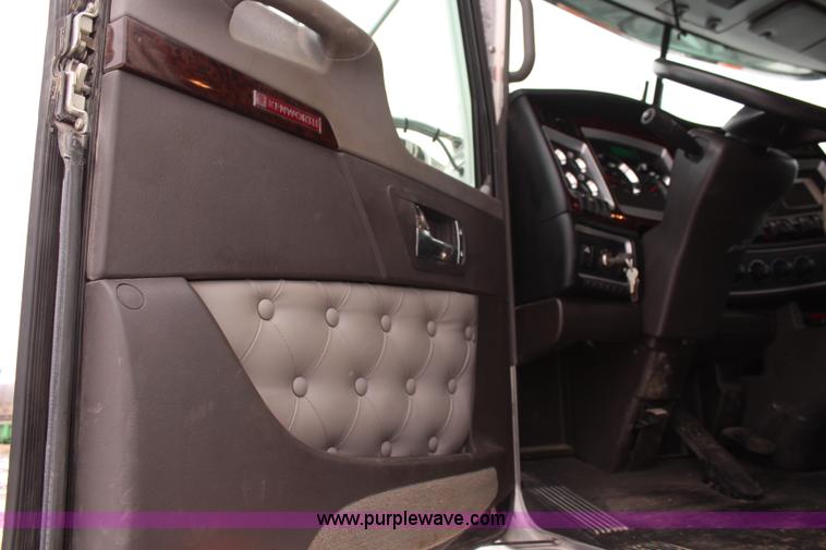 image for item K7027 2010 Kenworth W900 semi truck