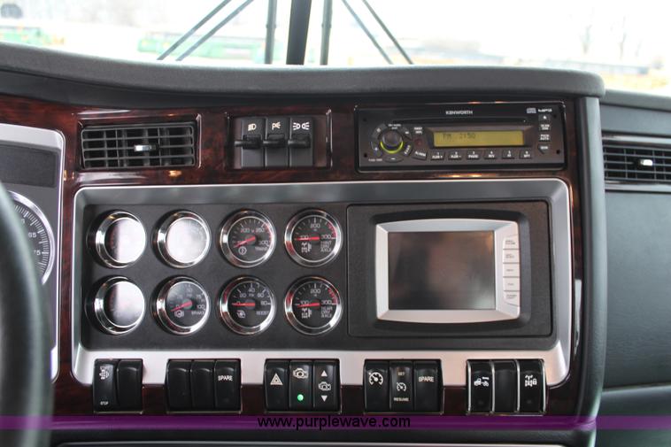 image for item K7027 2010 Kenworth W900 semi truck