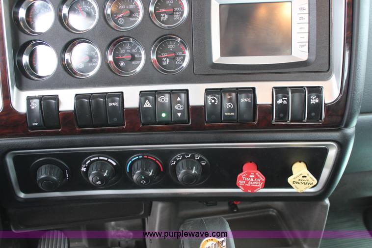 image for item K7027 2010 Kenworth W900 semi truck