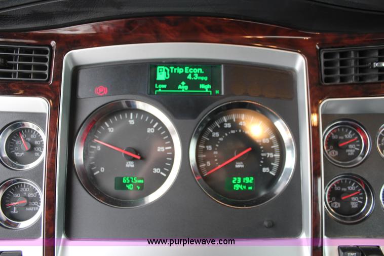 image for item K7027 2010 Kenworth W900 semi truck