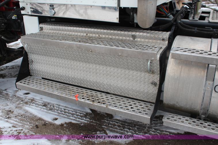 image for item K7027 2010 Kenworth W900 semi truck