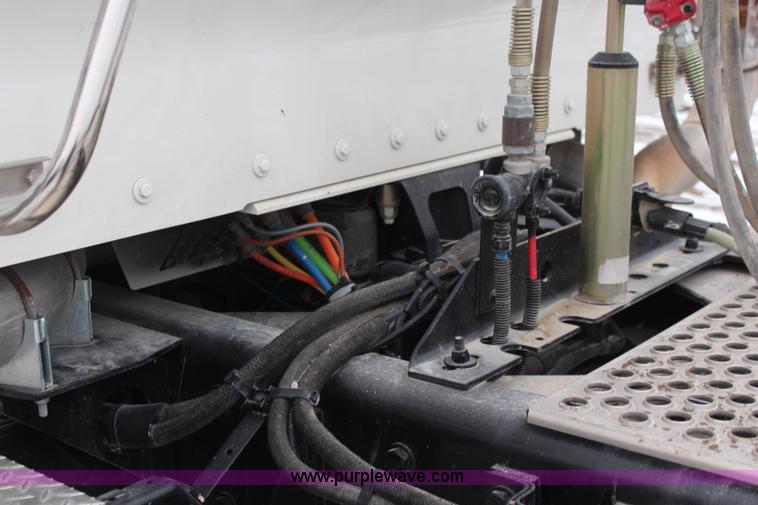 image for item K7027 2010 Kenworth W900 semi truck