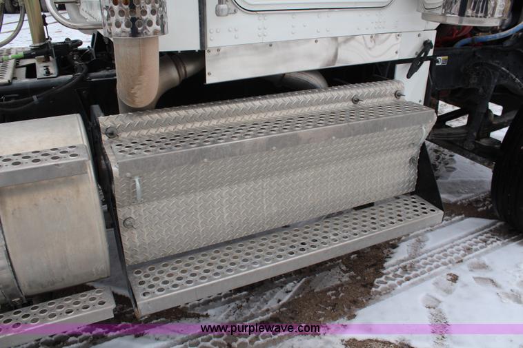 image for item K7027 2010 Kenworth W900 semi truck