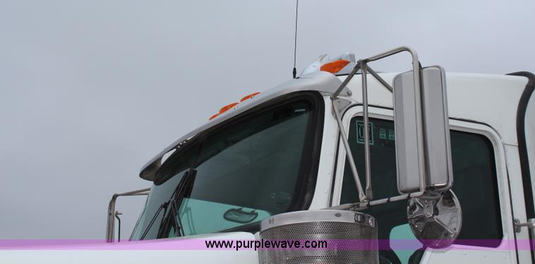 image for item K7027 2010 Kenworth W900 semi truck