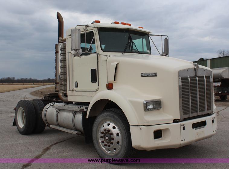 image for item K7097 1995 Kenworth T800 semi truck