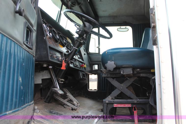 image for item K7097 1995 Kenworth T800 semi truck