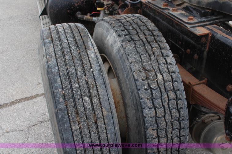 image for item K7097 1995 Kenworth T800 semi truck