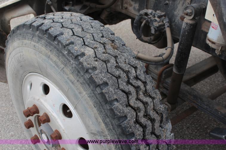 image for item K7097 1995 Kenworth T800 semi truck