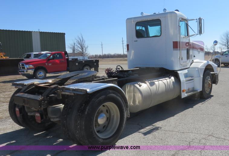 image for item K7099 1988 Peterbilt 377 semi truck