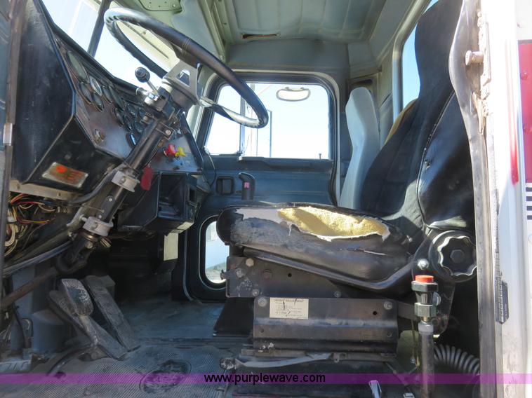 image for item K7099 1988 Peterbilt 377 semi truck