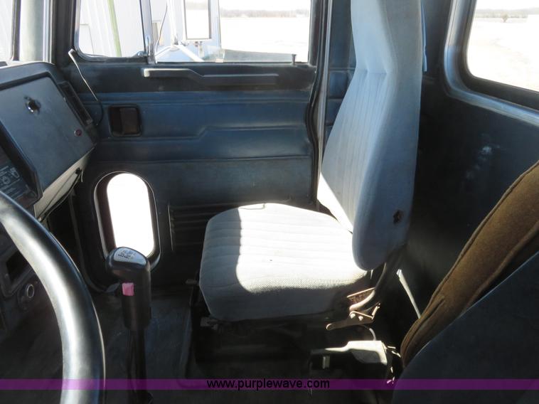 image for item K7099 1988 Peterbilt 377 semi truck