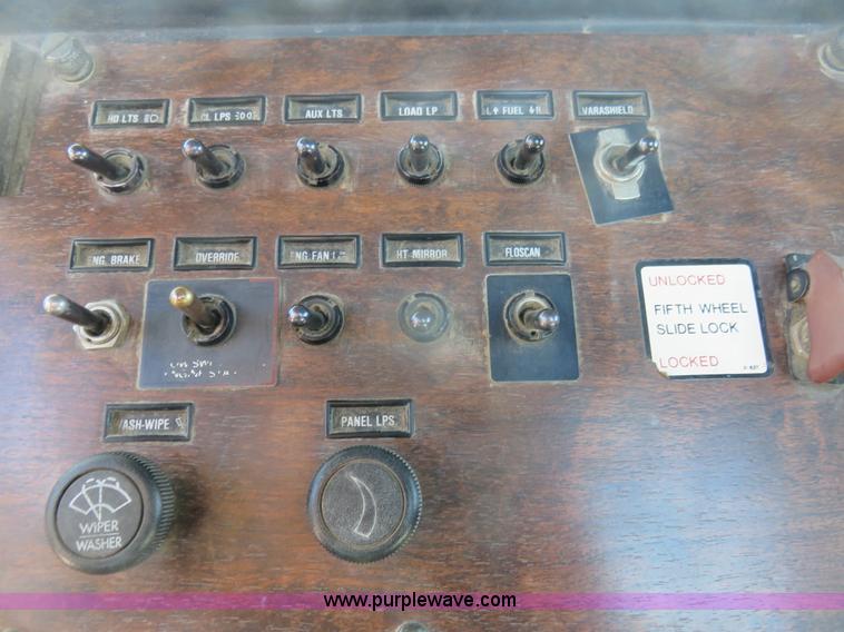 image for item K7099 1988 Peterbilt 377 semi truck