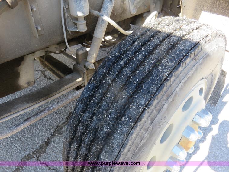 image for item K7099 1988 Peterbilt 377 semi truck