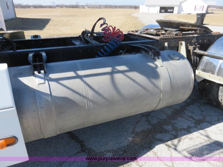 image for item K7099 1988 Peterbilt 377 semi truck