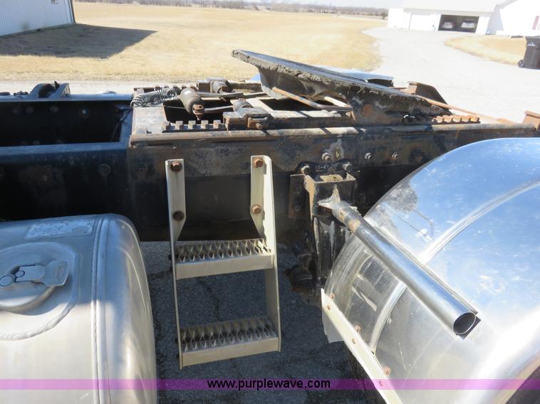 image for item K7099 1988 Peterbilt 377 semi truck