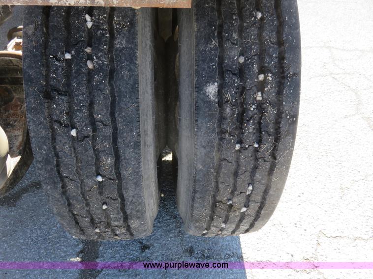 image for item K7099 1988 Peterbilt 377 semi truck