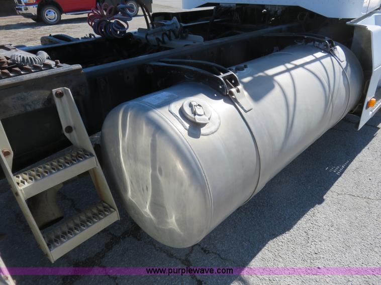 image for item K7099 1988 Peterbilt 377 semi truck