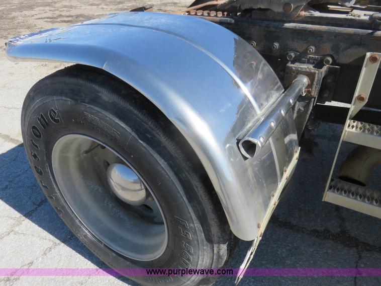 image for item K7099 1988 Peterbilt 377 semi truck