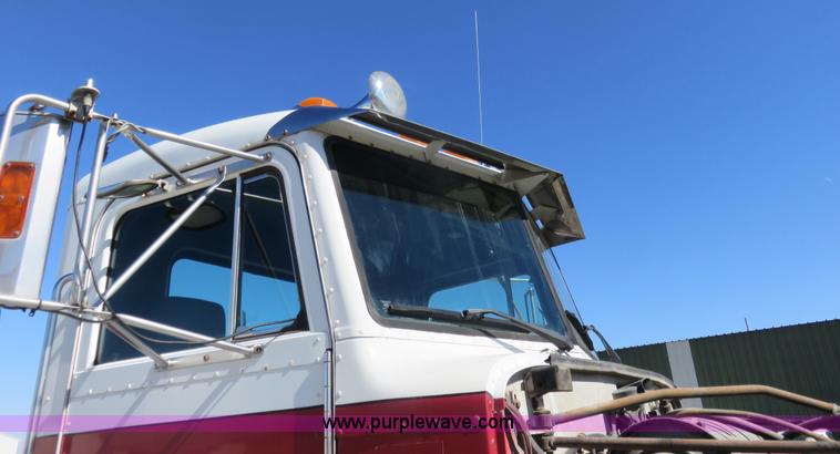 image for item K7099 1988 Peterbilt 377 semi truck