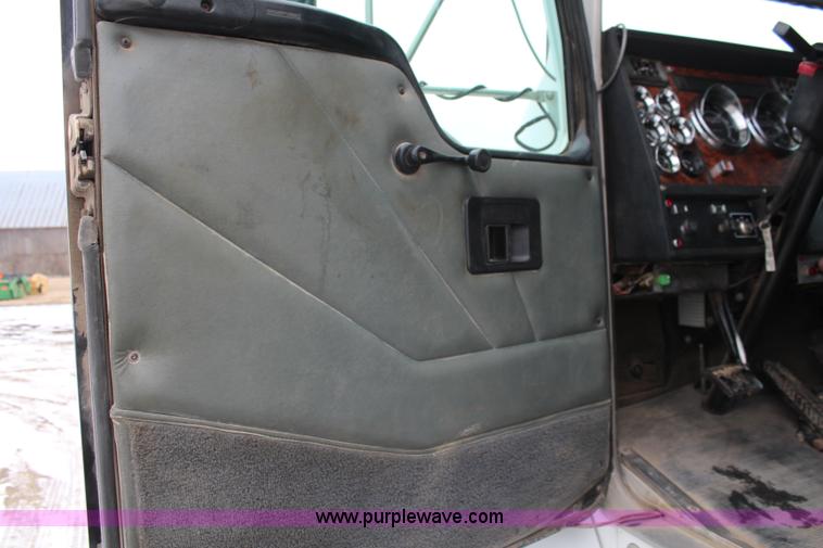 image for item K7137 2001 Kenworth T300 rollback truck