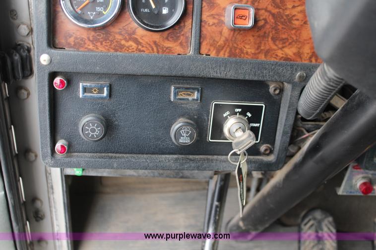 image for item K7137 2001 Kenworth T300 rollback truck