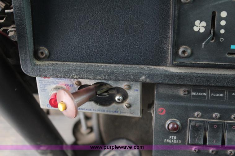 image for item K7137 2001 Kenworth T300 rollback truck