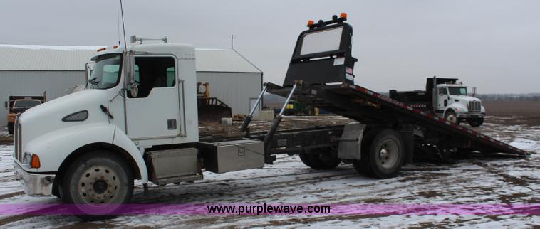 image for item K7137 2001 Kenworth T300 rollback truck