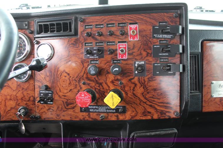 image for item K7181 1999 Peterbilt 379 semi truck